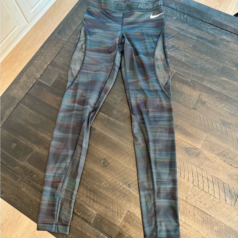 Nike Pro HyperCool Stripe
Wind Wrap Cropped Athletic
Leggings, women Small, PO